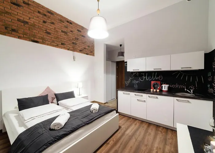 2 Nights - Great Location, Right Next To Main Rail And Bus Station, 10 Min To Main Square By Foot Apart Otel Krakow