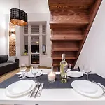 2 Nights - Great Location, Right Next To Main Rail And Bus Station, 10 Min To Main Square By Foot