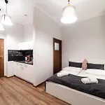 2 Nights - Great Location, Right Next To Main Rail And Bus Station, 10 Min To Main Square By Foot 3*