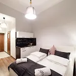 2 Nights - Great Location, Right Next To Main Rail And Bus Station, 10 Min To Main Square By Foot 3* Cracovia