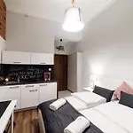 2 Nights - Great Location, Right Next To Main Rail And Bus Station, 10 Min To Main Square By Foot Apartahotel 3*