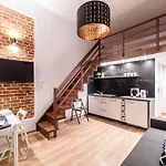 2 Nights - Great Location, Right Next To Main Rail And Bus Station, 10 Min To Main Square By Foot 3* Cracovia