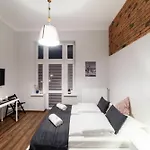 2 Nights - Great Location, Right Next To Main Rail And Bus Station, 10 Min To Main Square By Foot 3*