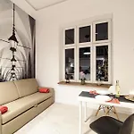 2 Nights - Great Location, Right Next To Main Rail And Bus Station, 10 Min To Main Square By Foot 3* Cracovia