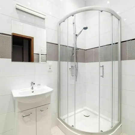 2 Nights - Great Location, Right Next To Main Rail And Bus Station, 10 Min To Main Square By Foot 크라쿠프