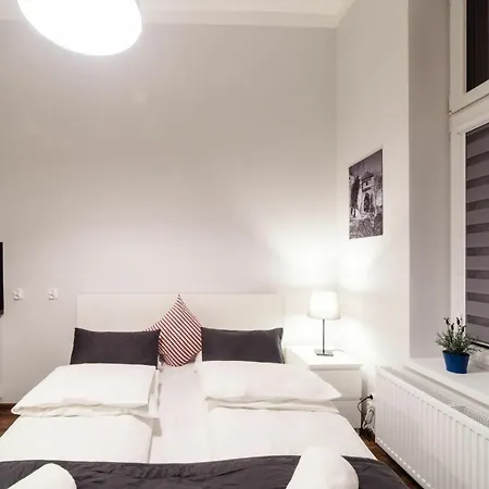 아파트호텔 2 Nights - Great Location, Right Next To Main Rail And Bus Station, 10 Min To Main Square By Foot 크라쿠프