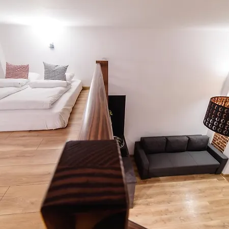 Ξενοδοχείο με διαμερίσματα 2 Nights - Great Location, Right Next To Main Rail And Bus Station, 10 Min To Main Square By Foot 3*