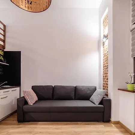2 Nights - Great Location, Right Next To Main Rail And Bus Station, 10 Min To Main Square By Foot 3*