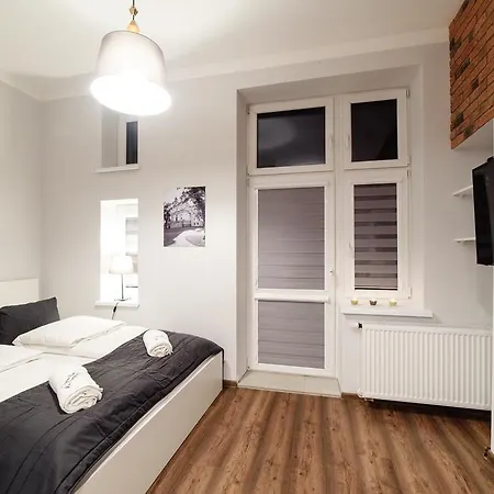 מלון דירות 2 Nights - Great Location, Right Next To Main Rail And Bus Station, 10 Min To Main Square By Foot קרקוב