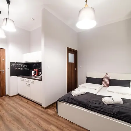 2 Nights - Great Location, Right Next To Main Rail And Bus Station, 10 Min To Main Square By Foot 3*