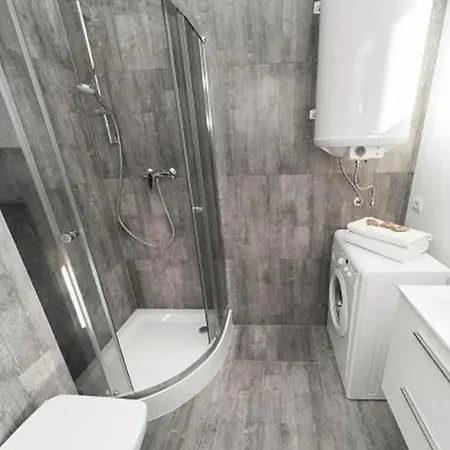 Ξενοδοχείο με διαμερίσματα 2 Nights - Great Location, Right Next To Main Rail And Bus Station, 10 Min To Main Square By Foot