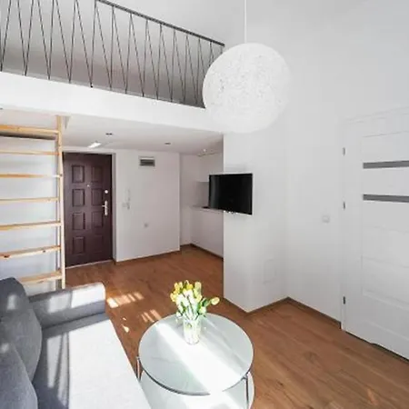 2 Nights - Great Location, Right Next To Main Rail And Bus Station, 10 Min To Main Square By Foot 3*