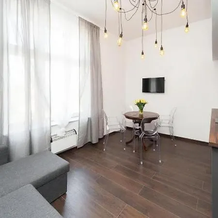 2 Nights - Great Location, Right Next To Main Rail And Bus Station, 10 Min To Main Square By Foot מלון דירות 3*