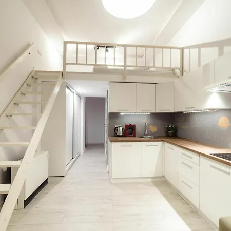 2 Nights - Great Location, Right Next To Main Rail And Bus Station, 10 Min To Main Square By Foot Ξενοδοχείο με διαμερίσματα
